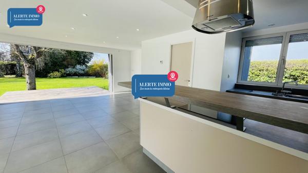 Magnifique plain-pied de 110 m2 sur un terrain de 934 m2 orienté Sud-Ouest comprenant 3ch, 2 terrasses et un jardin arboré sans vis-à-vis.