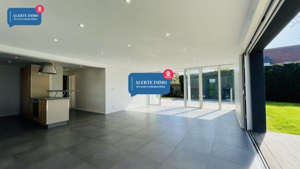 Magnifique plain-pied de 110 m2 sur un terrain de 934 m2 orienté Sud-Ouest comprenant 3ch, 2 terrasses et un jardin arboré sans vis-à-vis.