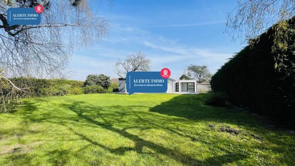 Magnifique plain-pied de 110 m2 sur un terrain de 934 m2 orienté Sud-Ouest comprenant 3ch, 2 terrasses et un jardin arboré sans vis-à-vis.