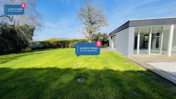 Magnifique plain-pied de 110 m2 sur un terrain de 934 m2 orienté Sud-Ouest comprenant 3ch, 2 terrasses et un jardin arboré sans vis-à-vis.