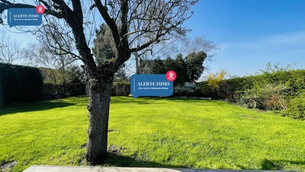 Magnifique plain-pied de 110 m2 sur un terrain de 934 m2 orienté Sud-Ouest comprenant 3ch, 2 terrasses et un jardin arboré sans vis-à-vis.