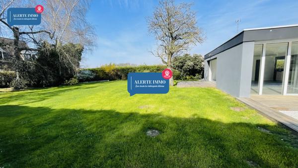 Magnifique plain-pied de 110 m2 sur un terrain de 934 m2 orienté Sud-Ouest comprenant 3ch, 2 terrasses et un jardin arboré sans vis-à-vis.