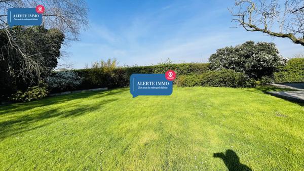 Magnifique plain-pied de 110 m2 sur un terrain de 934 m2 orienté Sud-Ouest comprenant 3ch, 2 terrasses et un jardin arboré sans vis-à-vis.