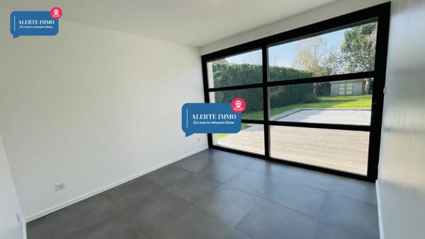 Magnifique plain-pied de 110 m2 sur un terrain de 934 m2 orienté Sud-Ouest comprenant 3ch, 2 terrasses et un jardin arboré sans vis-à-vis.