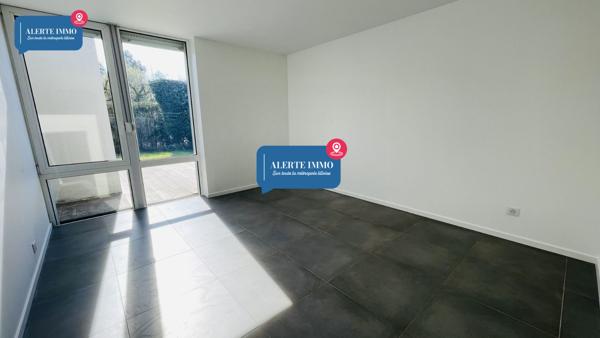 Magnifique plain-pied de 110 m2 sur un terrain de 934 m2 orienté Sud-Ouest comprenant 3ch, 2 terrasses et un jardin arboré sans vis-à-vis.