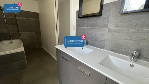 Magnifique plain-pied de 110 m2 sur un terrain de 934 m2 orienté Sud-Ouest comprenant 3ch, 2 terrasses et un jardin arboré sans vis-à-vis.
