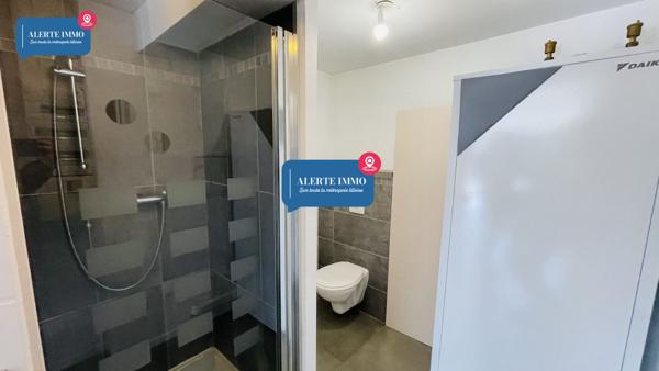 Magnifique plain-pied de 110 m2 sur un terrain de 934 m2 orienté Sud-Ouest comprenant 3ch, 2 terrasses et un jardin arboré sans vis-à-vis.