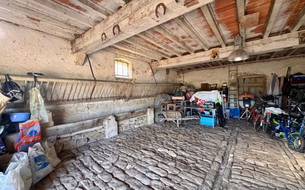 Maison à vendre    10 pièces • 304 m2 Luthenay-Uxeloup