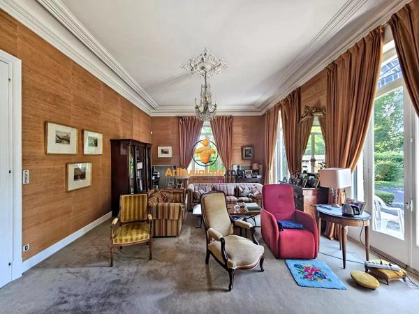Vente                                                      Maison
                        
                     8 pièces                      338 m2                     à Tarbes