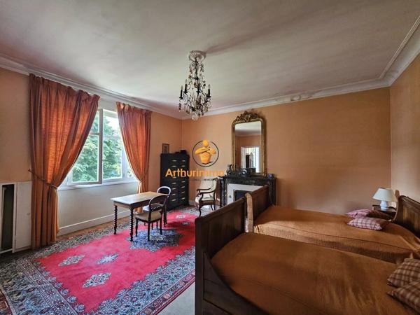 Vente                                                      Maison
                        
                     8 pièces                      338 m2                     à Tarbes