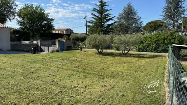 Terrain
        
        - 300 m² Exclusivité 110 000 € *