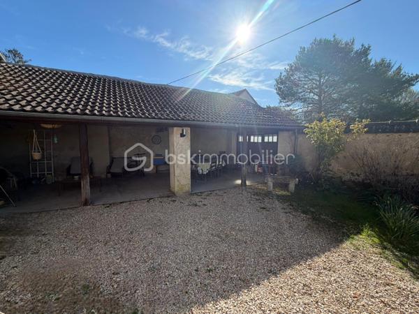 Ne manquez pas cette belle opportunité d’acquérir une fermette rénovée, offrant un cadre de vie idéal pour les familles et les amateurs de nature.

Détails de la propriété : 150 m² habitable 125 m² Loi carrez 
-Entrée chaleureuse menant à un salon accueillant
-Cuisine dinatoire spacieuse, parfaite pour les repas en famille
-Salon supplémentaire pour des moments de détente
-Salle d'eau avec WC  pratique et fonctionnelle
- à l'étage une pièce palière pouvant servir de bureau ou de coin lecture
4 chambres spacieuses, idéales pour accueillir toute la famille

Extérieurs :
Grange de 60 m², avec belle hauteur sous plafond offrant diverses possibilités d’aménagement
Terrasse couverte de 30 m², parfaite pour les repas en plein air
Jardin spacieux, idéal pour des moments de détente en famille ou entre amis, avec piscine hors sol et balançoires pour le plaisir des enfants

Équipements et caractéristiques :
Fibre optique pour une connexion optimale, idéale pour le télétravail
Toiture en bon état avec tuile mécanique, garantissant durabilité et esthétisme
DPE en C, assurant une bonne performance énergétique grâce aux équipements installés en 2021
Cette fermette est un véritable havre de paix, alliant confort moderne et charme d’antan.
Faible taxe foncière 

Venez visiter votre future maison et laissez-vous séduire par son ambiance chaleureuse et conviviale !