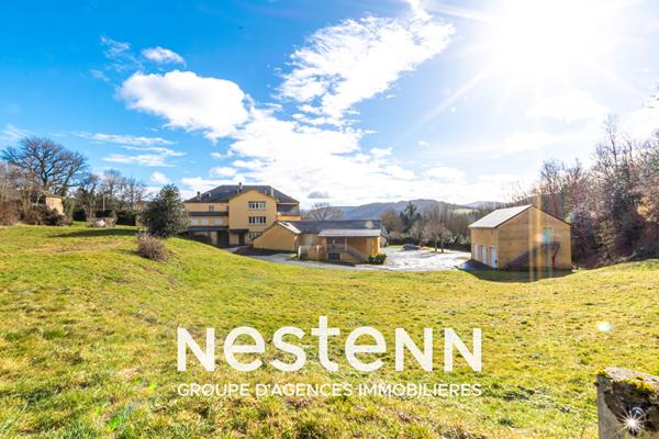 Ensemble immobilier de 8 bâtiments, 2300 m2 de surface utile sur 3 hectatres