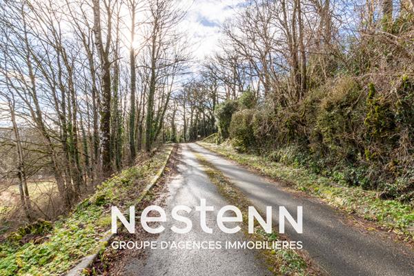 Ensemble immobilier de 8 bâtiments, 2300 m2 de surface utile sur 3 hectatres