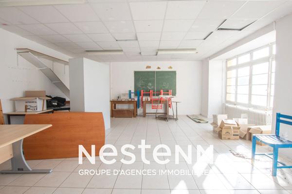 Ensemble immobilier de 8 bâtiments, 2300 m2 de surface utile sur 3 hectatres