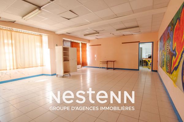 Ensemble immobilier de 8 bâtiments, 2300 m2 de surface utile sur 3 hectatres
