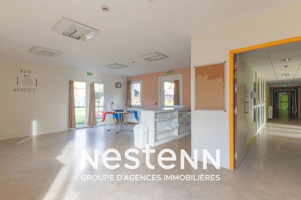 Ensemble immobilier de 8 bâtiments, 2300 m2 de surface utile sur 3 hectatres