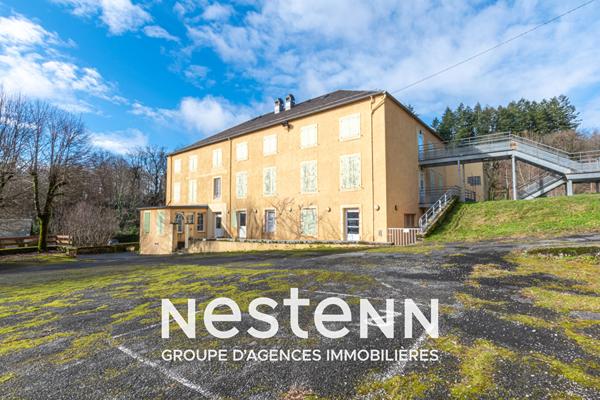 Ensemble immobilier de 8 bâtiments, 2300 m2 de surface utile sur 3 hectatres
