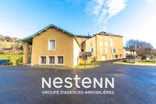 Ensemble immobilier de 8 bâtiments, 2300 m2 de surface utile sur 3 hectatres
