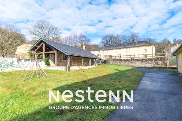 Ensemble immobilier de 8 bâtiments, 2300 m2 de surface utile sur 3 hectatres