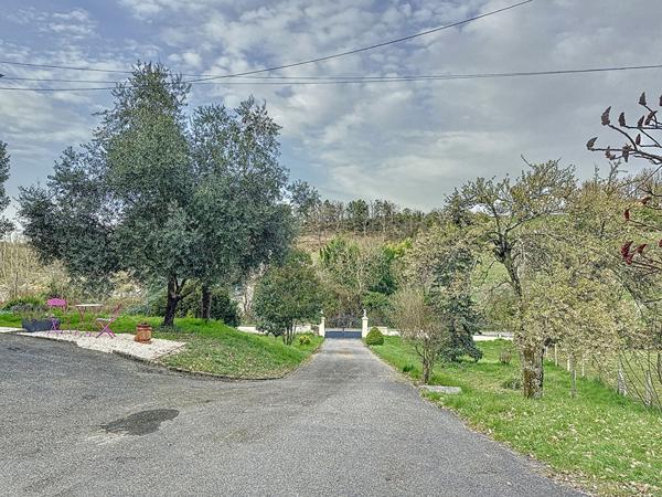 A vendre maison Auch 6 pièces 144 m2 terrain clôturé de 2500m2 avec garage.