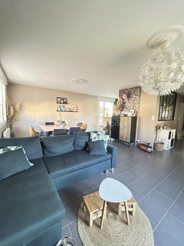 Vous recherchez une maison à Ernée proche des écoles et des commerces avec 3 chambres, un terrain aménagé et sans travaux
lisez la suite j’ai peut-être ce qu’il vous faut

Située dans un quartier calme, cette maison rénovée en 2014 d’une surface d’environ 88 m2 propose dès l’entrée un agencement et une 
décoration moderne et lumineuse

Le salon séjour est ouvert sur une cuisine équipée
L’espace nuit est composé de 3 chambres, une salle de bains avec douche et baignoire, un WC séparé 
Cette maison dispose d’un grand sous-sol avec une pièce buanderie, un garage 

Coté extérieur le terrain de 561 m2 est entièrement clos
L'atout de cet espace est sa grande terrasse aménagée de 60 m², un véritable havre de paix pour vos déjeuners et vos soirées d'été.

Les points forts de ce bien :
 ✅ Vie de plain pied
✅ Pas de travaux à prévoir - Menuiseries changées en 2024
✅ Grand sous-sol et garage avec porte automatique installée en 2024
✅ Proximité immédiate de toutes les commodités