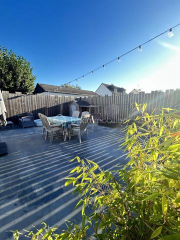 Vous recherchez une maison à Ernée proche des écoles et des commerces avec 3 chambres, un terrain aménagé et sans travaux
lisez la suite j’ai peut-être ce qu’il vous faut

Située dans un quartier calme, cette maison rénovée en 2014 d’une surface d’environ 88 m2 propose dès l’entrée un agencement et une 
décoration moderne et lumineuse

Le salon séjour est ouvert sur une cuisine équipée
L’espace nuit est composé de 3 chambres, une salle de bains avec douche et baignoire, un WC séparé 
Cette maison dispose d’un grand sous-sol avec une pièce buanderie, un garage 

Coté extérieur le terrain de 561 m2 est entièrement clos
L'atout de cet espace est sa grande terrasse aménagée de 60 m², un véritable havre de paix pour vos déjeuners et vos soirées d'été.

Les points forts de ce bien :
 ✅ Vie de plain pied
✅ Pas de travaux à prévoir - Menuiseries changées en 2024
✅ Grand sous-sol et garage avec porte automatique installée en 2024
✅ Proximité immédiate de toutes les commodités