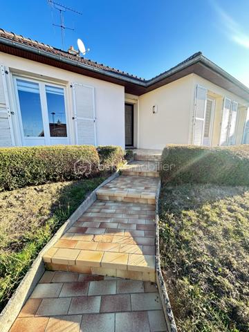 Vous recherchez une maison à Ernée proche des écoles et des commerces avec 3 chambres, un terrain aménagé et sans travaux
lisez la suite j’ai peut-être ce qu’il vous faut

Située dans un quartier calme, cette maison rénovée en 2014 d’une surface d’environ 88 m2 propose dès l’entrée un agencement et une 
décoration moderne et lumineuse

Le salon séjour est ouvert sur une cuisine équipée
L’espace nuit est composé de 3 chambres, une salle de bains avec douche et baignoire, un WC séparé 
Cette maison dispose d’un grand sous-sol avec une pièce buanderie, un garage 

Coté extérieur le terrain de 561 m2 est entièrement clos
L'atout de cet espace est sa grande terrasse aménagée de 60 m², un véritable havre de paix pour vos déjeuners et vos soirées d'été.

Les points forts de ce bien :
 ✅ Vie de plain pied
✅ Pas de travaux à prévoir - Menuiseries changées en 2024
✅ Grand sous-sol et garage avec porte automatique installée en 2024
✅ Proximité immédiate de toutes les commodités