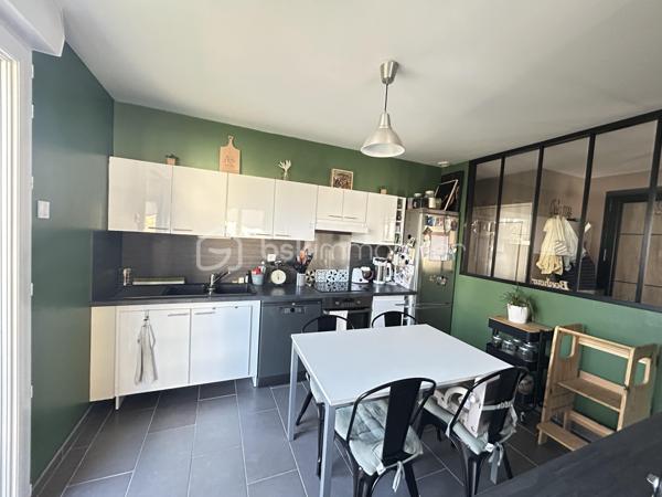 Vous recherchez une maison à Ernée proche des écoles et des commerces avec 3 chambres, un terrain aménagé et sans travaux
lisez la suite j’ai peut-être ce qu’il vous faut

Située dans un quartier calme, cette maison rénovée en 2014 d’une surface d’environ 88 m2 propose dès l’entrée un agencement et une 
décoration moderne et lumineuse

Le salon séjour est ouvert sur une cuisine équipée
L’espace nuit est composé de 3 chambres, une salle de bains avec douche et baignoire, un WC séparé 
Cette maison dispose d’un grand sous-sol avec une pièce buanderie, un garage 

Coté extérieur le terrain de 561 m2 est entièrement clos
L'atout de cet espace est sa grande terrasse aménagée de 60 m², un véritable havre de paix pour vos déjeuners et vos soirées d'été.

Les points forts de ce bien :
 ✅ Vie de plain pied
✅ Pas de travaux à prévoir - Menuiseries changées en 2024
✅ Grand sous-sol et garage avec porte automatique installée en 2024
✅ Proximité immédiate de toutes les commodités