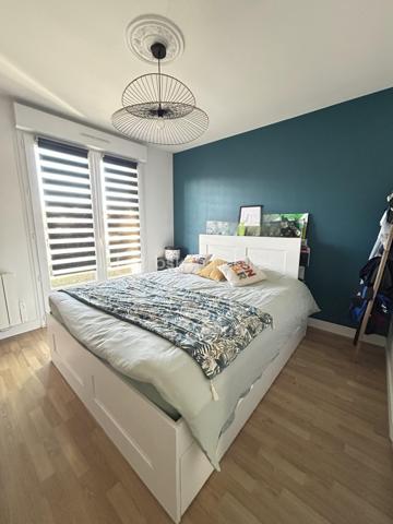 Vous recherchez une maison à Ernée proche des écoles et des commerces avec 3 chambres, un terrain aménagé et sans travaux
lisez la suite j’ai peut-être ce qu’il vous faut

Située dans un quartier calme, cette maison rénovée en 2014 d’une surface d’environ 88 m2 propose dès l’entrée un agencement et une 
décoration moderne et lumineuse

Le salon séjour est ouvert sur une cuisine équipée
L’espace nuit est composé de 3 chambres, une salle de bains avec douche et baignoire, un WC séparé 
Cette maison dispose d’un grand sous-sol avec une pièce buanderie, un garage 

Coté extérieur le terrain de 561 m2 est entièrement clos
L'atout de cet espace est sa grande terrasse aménagée de 60 m², un véritable havre de paix pour vos déjeuners et vos soirées d'été.

Les points forts de ce bien :
 ✅ Vie de plain pied
✅ Pas de travaux à prévoir - Menuiseries changées en 2024
✅ Grand sous-sol et garage avec porte automatique installée en 2024
✅ Proximité immédiate de toutes les commodités