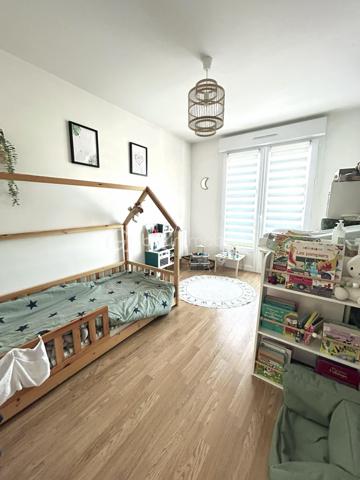 Vous recherchez une maison à Ernée proche des écoles et des commerces avec 3 chambres, un terrain aménagé et sans travaux
lisez la suite j’ai peut-être ce qu’il vous faut

Située dans un quartier calme, cette maison rénovée en 2014 d’une surface d’environ 88 m2 propose dès l’entrée un agencement et une 
décoration moderne et lumineuse

Le salon séjour est ouvert sur une cuisine équipée
L’espace nuit est composé de 3 chambres, une salle de bains avec douche et baignoire, un WC séparé 
Cette maison dispose d’un grand sous-sol avec une pièce buanderie, un garage 

Coté extérieur le terrain de 561 m2 est entièrement clos
L'atout de cet espace est sa grande terrasse aménagée de 60 m², un véritable havre de paix pour vos déjeuners et vos soirées d'été.

Les points forts de ce bien :
 ✅ Vie de plain pied
✅ Pas de travaux à prévoir - Menuiseries changées en 2024
✅ Grand sous-sol et garage avec porte automatique installée en 2024
✅ Proximité immédiate de toutes les commodités