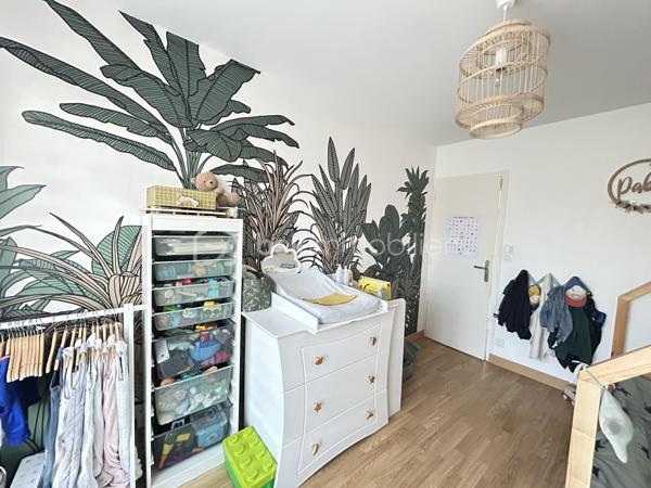 Vous recherchez une maison à Ernée proche des écoles et des commerces avec 3 chambres, un terrain aménagé et sans travaux
lisez la suite j’ai peut-être ce qu’il vous faut

Située dans un quartier calme, cette maison rénovée en 2014 d’une surface d’environ 88 m2 propose dès l’entrée un agencement et une 
décoration moderne et lumineuse

Le salon séjour est ouvert sur une cuisine équipée
L’espace nuit est composé de 3 chambres, une salle de bains avec douche et baignoire, un WC séparé 
Cette maison dispose d’un grand sous-sol avec une pièce buanderie, un garage 

Coté extérieur le terrain de 561 m2 est entièrement clos
L'atout de cet espace est sa grande terrasse aménagée de 60 m², un véritable havre de paix pour vos déjeuners et vos soirées d'été.

Les points forts de ce bien :
 ✅ Vie de plain pied
✅ Pas de travaux à prévoir - Menuiseries changées en 2024
✅ Grand sous-sol et garage avec porte automatique installée en 2024
✅ Proximité immédiate de toutes les commodités