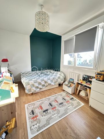 Vous recherchez une maison à Ernée proche des écoles et des commerces avec 3 chambres, un terrain aménagé et sans travaux
lisez la suite j’ai peut-être ce qu’il vous faut

Située dans un quartier calme, cette maison rénovée en 2014 d’une surface d’environ 88 m2 propose dès l’entrée un agencement et une 
décoration moderne et lumineuse

Le salon séjour est ouvert sur une cuisine équipée
L’espace nuit est composé de 3 chambres, une salle de bains avec douche et baignoire, un WC séparé 
Cette maison dispose d’un grand sous-sol avec une pièce buanderie, un garage 

Coté extérieur le terrain de 561 m2 est entièrement clos
L'atout de cet espace est sa grande terrasse aménagée de 60 m², un véritable havre de paix pour vos déjeuners et vos soirées d'été.

Les points forts de ce bien :
 ✅ Vie de plain pied
✅ Pas de travaux à prévoir - Menuiseries changées en 2024
✅ Grand sous-sol et garage avec porte automatique installée en 2024
✅ Proximité immédiate de toutes les commodités
