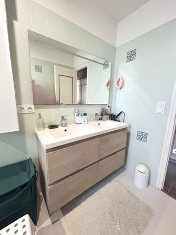 Vous recherchez une maison à Ernée proche des écoles et des commerces avec 3 chambres, un terrain aménagé et sans travaux
lisez la suite j’ai peut-être ce qu’il vous faut

Située dans un quartier calme, cette maison rénovée en 2014 d’une surface d’environ 88 m2 propose dès l’entrée un agencement et une 
décoration moderne et lumineuse

Le salon séjour est ouvert sur une cuisine équipée
L’espace nuit est composé de 3 chambres, une salle de bains avec douche et baignoire, un WC séparé 
Cette maison dispose d’un grand sous-sol avec une pièce buanderie, un garage 

Coté extérieur le terrain de 561 m2 est entièrement clos
L'atout de cet espace est sa grande terrasse aménagée de 60 m², un véritable havre de paix pour vos déjeuners et vos soirées d'été.

Les points forts de ce bien :
 ✅ Vie de plain pied
✅ Pas de travaux à prévoir - Menuiseries changées en 2024
✅ Grand sous-sol et garage avec porte automatique installée en 2024
✅ Proximité immédiate de toutes les commodités