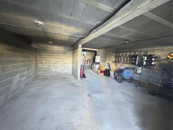 Vous recherchez une maison à Ernée proche des écoles et des commerces avec 3 chambres, un terrain aménagé et sans travaux
lisez la suite j’ai peut-être ce qu’il vous faut

Située dans un quartier calme, cette maison rénovée en 2014 d’une surface d’environ 88 m2 propose dès l’entrée un agencement et une 
décoration moderne et lumineuse

Le salon séjour est ouvert sur une cuisine équipée
L’espace nuit est composé de 3 chambres, une salle de bains avec douche et baignoire, un WC séparé 
Cette maison dispose d’un grand sous-sol avec une pièce buanderie, un garage 

Coté extérieur le terrain de 561 m2 est entièrement clos
L'atout de cet espace est sa grande terrasse aménagée de 60 m², un véritable havre de paix pour vos déjeuners et vos soirées d'été.

Les points forts de ce bien :
 ✅ Vie de plain pied
✅ Pas de travaux à prévoir - Menuiseries changées en 2024
✅ Grand sous-sol et garage avec porte automatique installée en 2024
✅ Proximité immédiate de toutes les commodités