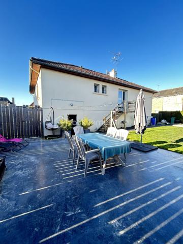 Vous recherchez une maison à Ernée proche des écoles et des commerces avec 3 chambres, un terrain aménagé et sans travaux
lisez la suite j’ai peut-être ce qu’il vous faut

Située dans un quartier calme, cette maison rénovée en 2014 d’une surface d’environ 88 m2 propose dès l’entrée un agencement et une 
décoration moderne et lumineuse

Le salon séjour est ouvert sur une cuisine équipée
L’espace nuit est composé de 3 chambres, une salle de bains avec douche et baignoire, un WC séparé 
Cette maison dispose d’un grand sous-sol avec une pièce buanderie, un garage 

Coté extérieur le terrain de 561 m2 est entièrement clos
L'atout de cet espace est sa grande terrasse aménagée de 60 m², un véritable havre de paix pour vos déjeuners et vos soirées d'été.

Les points forts de ce bien :
 ✅ Vie de plain pied
✅ Pas de travaux à prévoir - Menuiseries changées en 2024
✅ Grand sous-sol et garage avec porte automatique installée en 2024
✅ Proximité immédiate de toutes les commodités