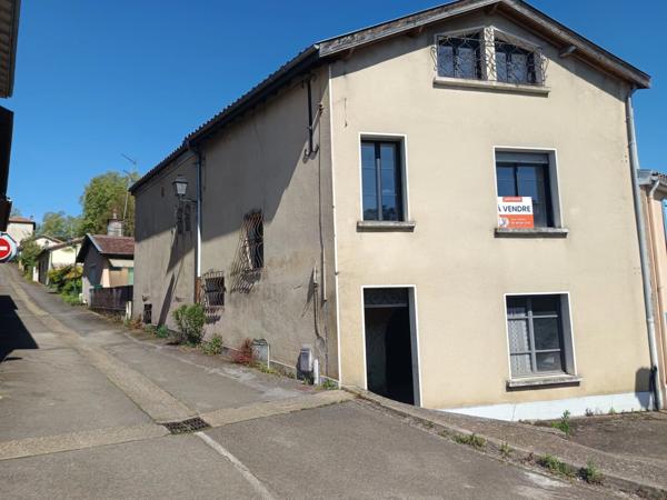 ENSEMBLE IMMOBILIER A TERMINER DE RENOVER AVEC GARAGE SUR LE CHEMIN DE COMPOSTELLE.