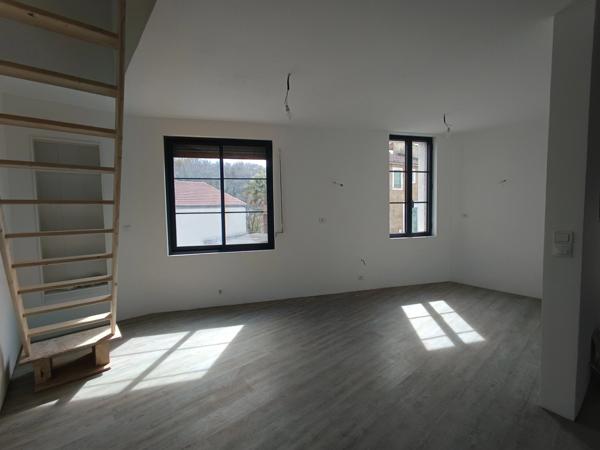 ENSEMBLE IMMOBILIER A TERMINER DE RENOVER AVEC GARAGE SUR LE CHEMIN DE COMPOSTELLE.