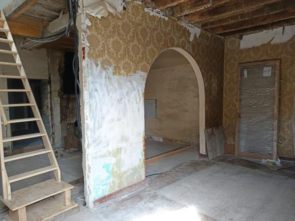 ENSEMBLE IMMOBILIER A TERMINER DE RENOVER AVEC GARAGE SUR LE CHEMIN DE COMPOSTELLE.