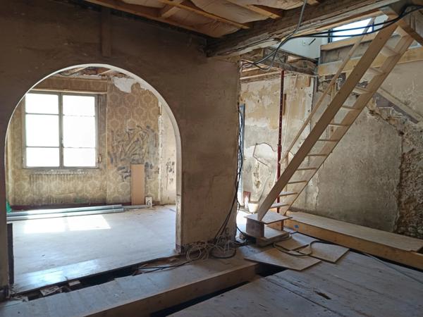 ENSEMBLE IMMOBILIER A TERMINER DE RENOVER AVEC GARAGE SUR LE CHEMIN DE COMPOSTELLE.