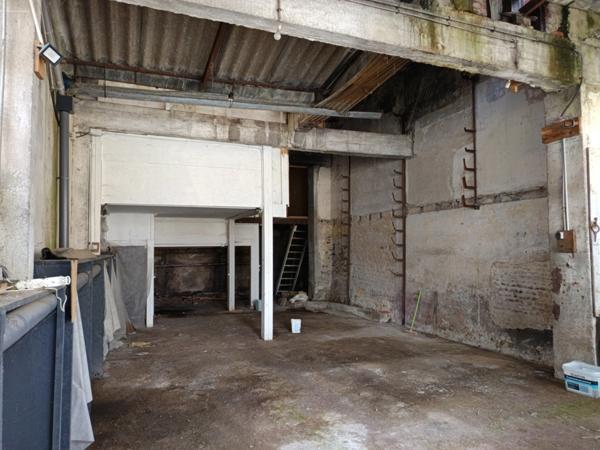 ENSEMBLE IMMOBILIER A TERMINER DE RENOVER AVEC GARAGE SUR LE CHEMIN DE COMPOSTELLE.