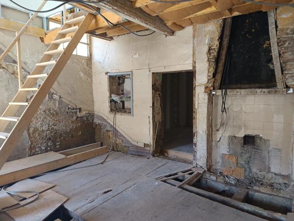 ENSEMBLE IMMOBILIER A TERMINER DE RENOVER AVEC GARAGE SUR LE CHEMIN DE COMPOSTELLE.