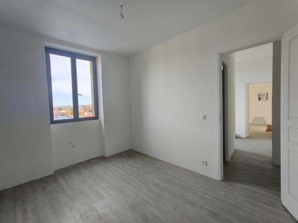 ENSEMBLE IMMOBILIER A TERMINER DE RENOVER AVEC GARAGE SUR LE CHEMIN DE COMPOSTELLE.