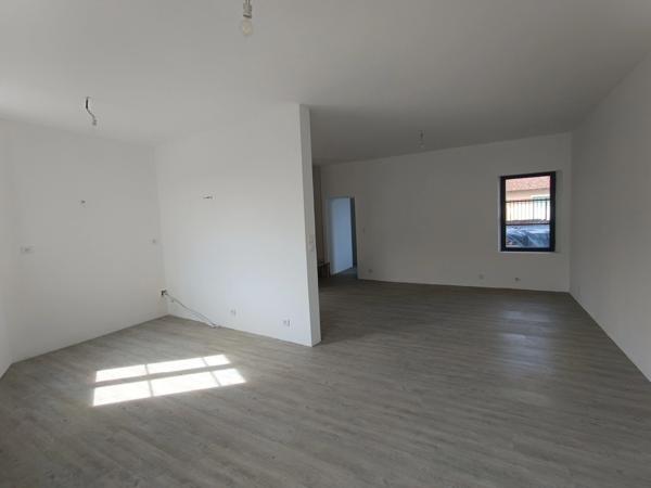 ENSEMBLE IMMOBILIER A TERMINER DE RENOVER AVEC GARAGE SUR LE CHEMIN DE COMPOSTELLE.