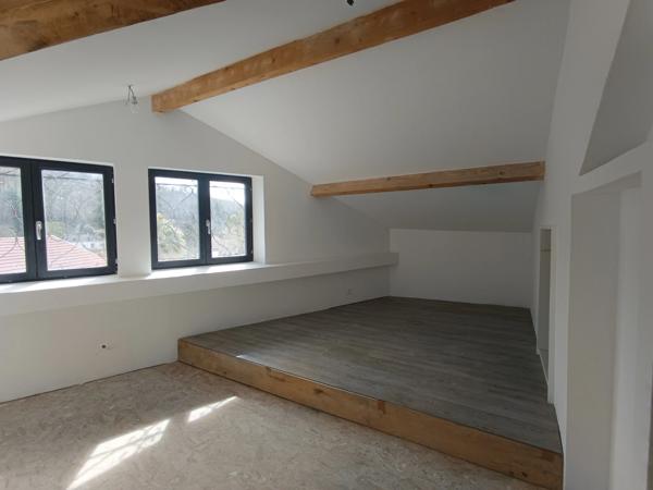 ENSEMBLE IMMOBILIER A TERMINER DE RENOVER AVEC GARAGE SUR LE CHEMIN DE COMPOSTELLE.