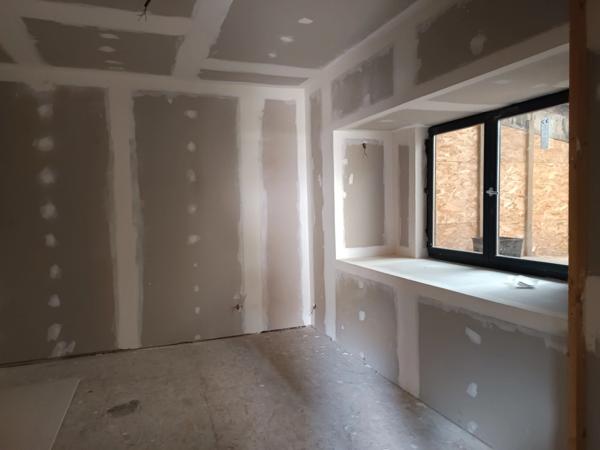 ENSEMBLE IMMOBILIER A TERMINER DE RENOVER AVEC GARAGE SUR LE CHEMIN DE COMPOSTELLE.