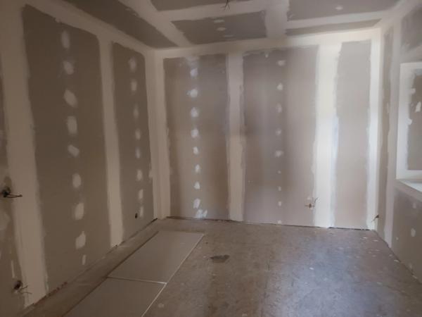 ENSEMBLE IMMOBILIER A TERMINER DE RENOVER AVEC GARAGE SUR LE CHEMIN DE COMPOSTELLE.