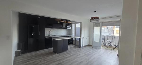 T2 à vendre, 42m², rénové entièrement, balcon, cave et garage, centre ville de Pau (64)
