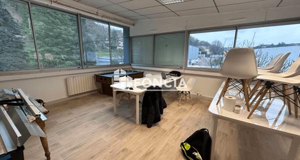 Location Local commercial 6 pièces 213 m² - Vienne 38200