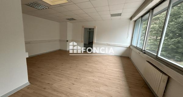 Location Local commercial 6 pièces 213 m² - Vienne 38200